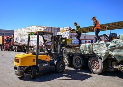 二連浩特口岸 進出口物流園區的繁忙景象