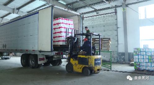 黑河口岸貨檢現(xiàn)場 搶運貨物，為節(jié)前貿(mào)易沖刺